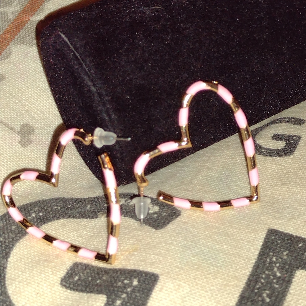 1" open hoop heart design in gold/pink hues